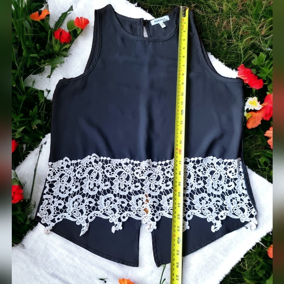 Monteau Sleeveless Embroidered Sleeveless Top - Picture 4 of 7